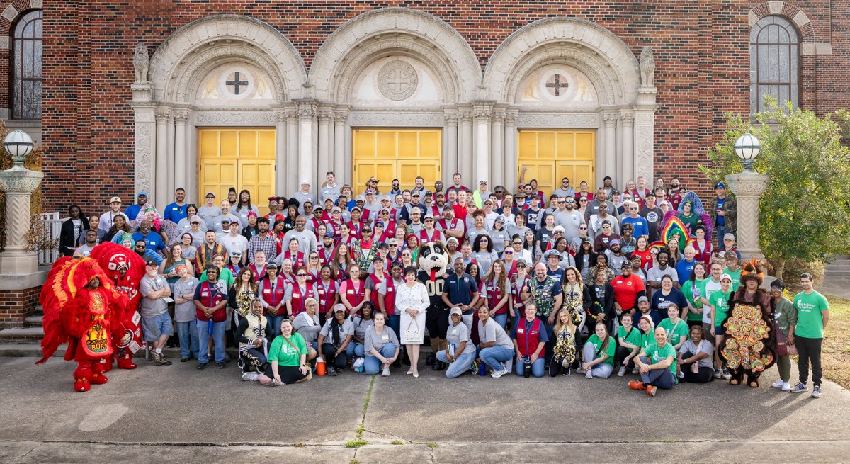RebldgTogthr's tweet image. This past weekend, we teamed up with @Lowes &amp;amp; @RT_NewOrleans for #Kickoff2Rebuild, providing critical home repairs in St. Roch. For 30 years, we’ve tackled repairs in Super Bowl cities, restoring 182+ homes &amp;amp; investing $6.3M in communities! 🏈💚 rebuildingtogether.org/blog/30-years-…