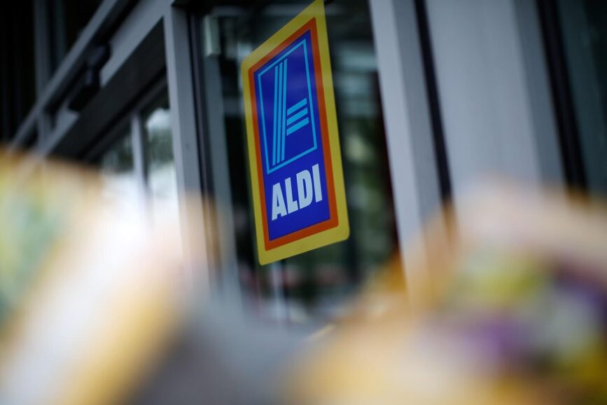 PolishExpress's tweet image. Hej Twitter! Aldi pobiera opłatę od klientów za wejście do sklepu Supermarket Aldi w Londynie pobiera opłatę w wysokości 10 funtów od klientów za wejście do sklepu. polishexpress.eu/aldi-pobiera-o…
