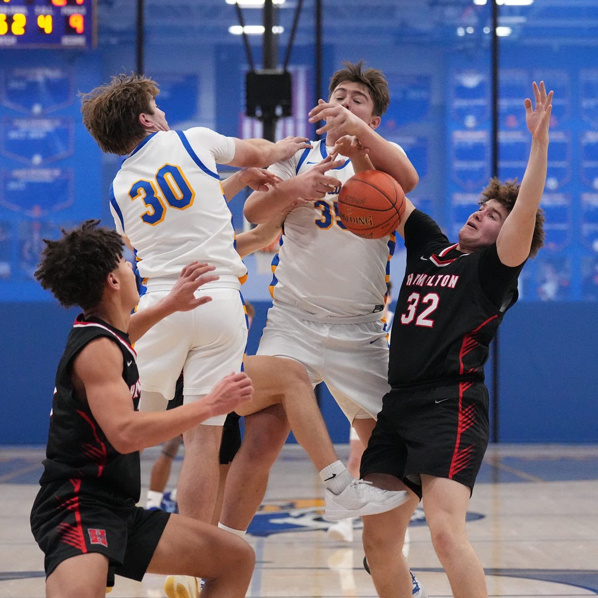 We are back on home floor tonight for a non-conference battle against Madison West!

📍 Germantown High School

🆚 Regents

⌚️ 7:00 PM tip-off

📺 Livestream: fan.hudl.com/usa/wi/germant…

#WarhawkPride 🔵🟡