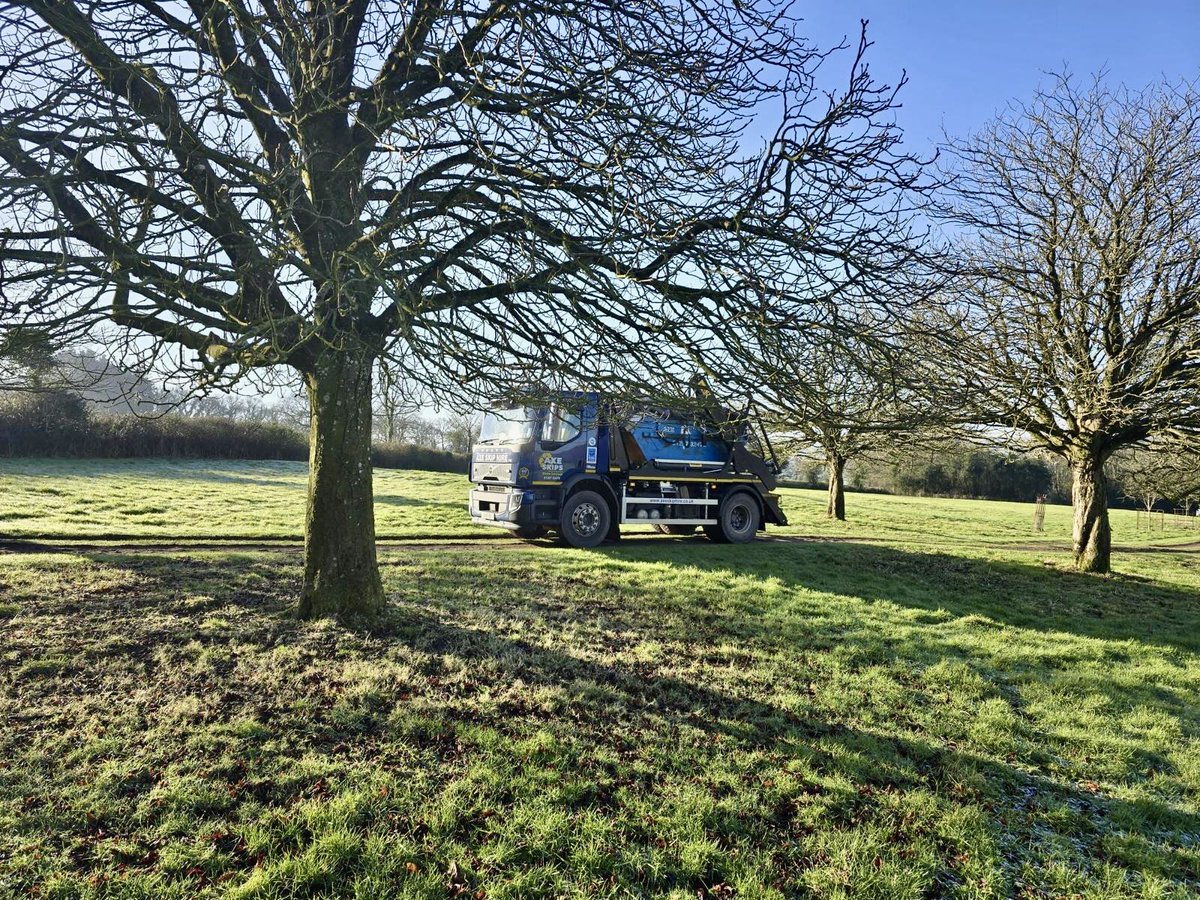 axeskiphire's tweet image. Who said skips weren’t beautiful?! With scenery like this as the backdrop, we’d have to disagree. 

📍 Yarcombe, Black Down Hills.

#devonphotos #devonlife #skiphiredevon #blackdownhills