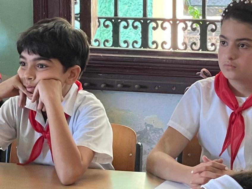 ONU_Cuba's tweet photo. Felices de celebrar el #DíadelasMujeresylasNiñasenlaCiencia con @WiNcubanas en escuela José Luis Tasende, de Playa.

Y más felices de escuchar, en sus expectativas de profesiones, "veterinarias", "imagenólogas",  "constructoras" y otras más ejercidas por hombres.

#ActúaAhora 🟠 https://t.co/4kHsD0poZ2