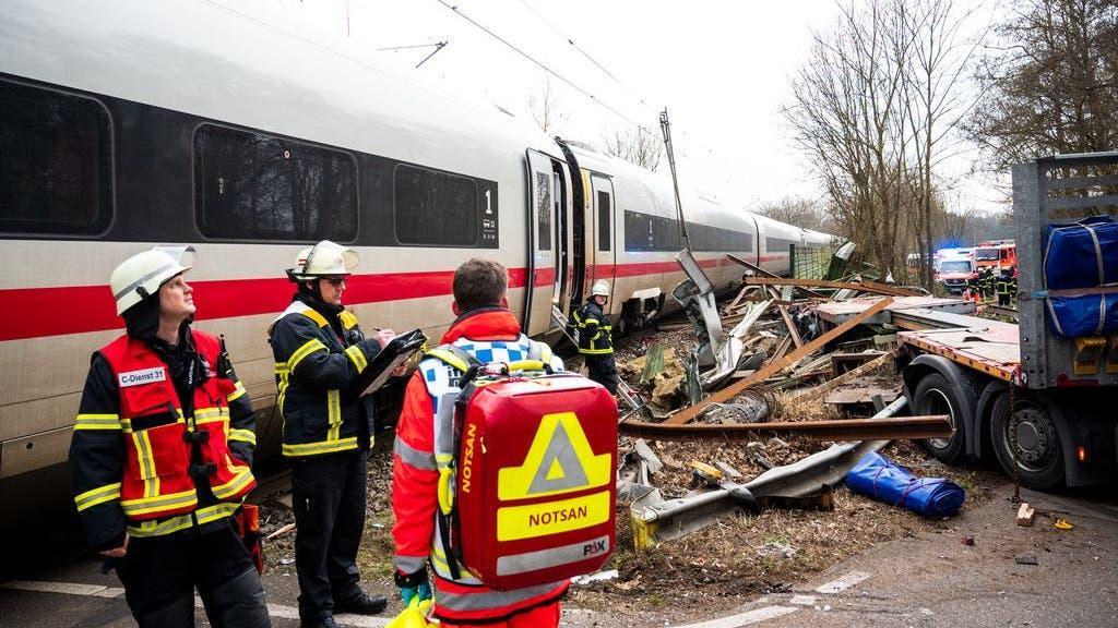 AargauerZeitung (@aargauerzeitung) on Twitter photo ICE prallt gegen Lastwagen – ein Toter und elf Verletzte aargauerzeitung.ch/international/… ICE prallt gegen Lastwagen – ein Toter und elf Verletzte aargauerzeitung.ch/international/…