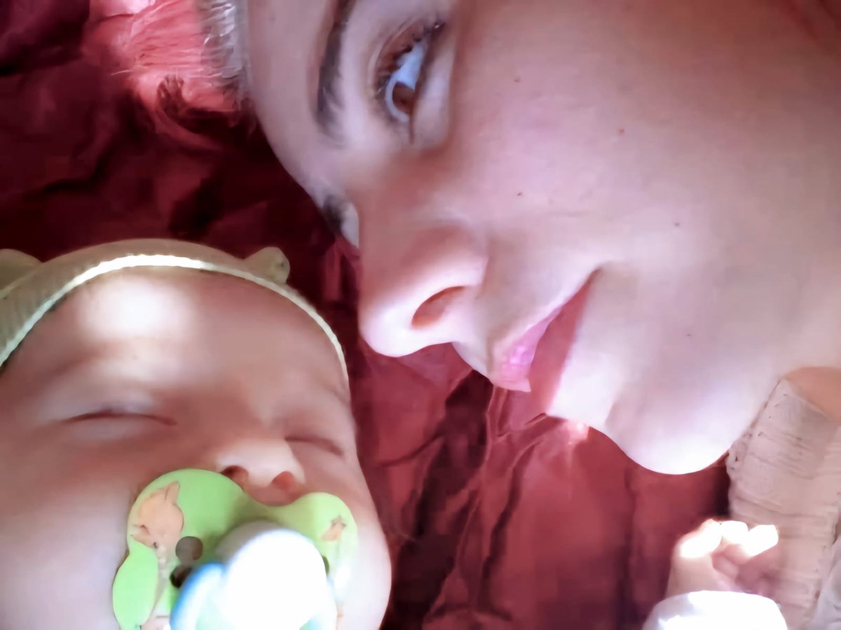 İKİ YIL ÖNCE BUGÜN…

İki yıl önce bugün, Hayal’im… Seni toprağın altına koydular. Önce tahtalarla kapattılar, sonra kürek kürek toprak attılar üzerine. Her kürek darbesi yüreğime saplandı. O tahta, aramıza çekilen son perde oldu. O toprak, benim de nefesimi kesti. Bunların