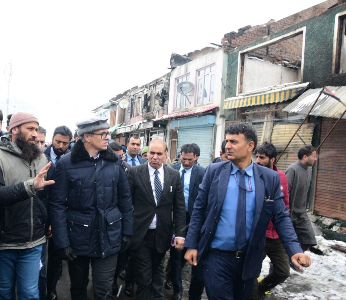 diprjk's tweet image. CM @OmarAbdullah visited Sonamarg, assessed fire damage &amp;amp; expressed solidarity with affected shopkeepers. Announced financial assistance under CMRF &amp;amp; sanctions permanent fire service station. Govt committed to supporting affected traders &amp;amp; preventing future incidents #Sonamarg…