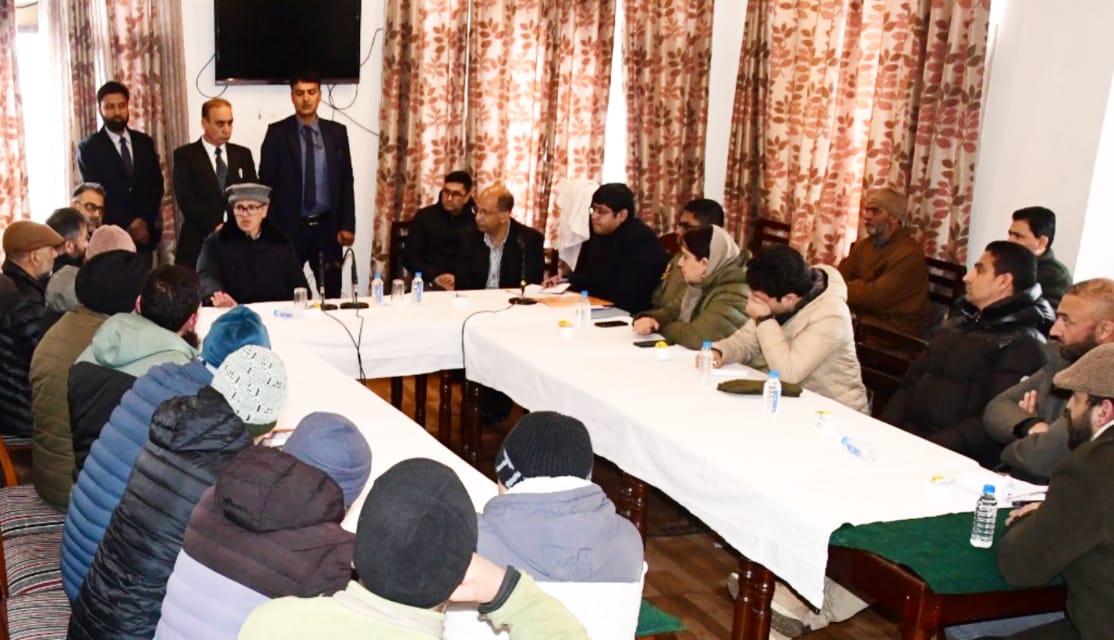 diprjk's tweet image. CM @OmarAbdullah visited Sonamarg, assessed fire damage &amp;amp; expressed solidarity with affected shopkeepers. Announced financial assistance under CMRF &amp;amp; sanctions permanent fire service station. Govt committed to supporting affected traders &amp;amp; preventing future incidents #Sonamarg…