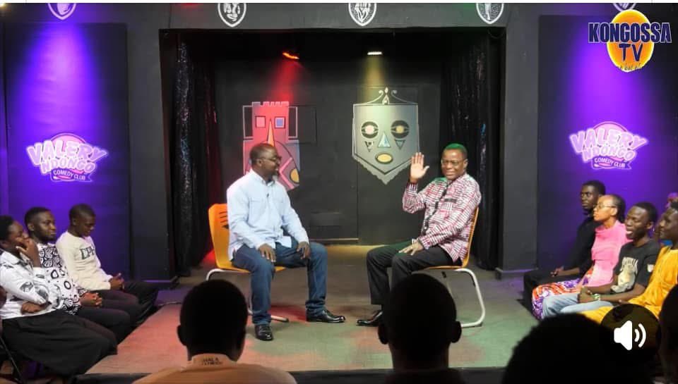 fête de la jeunesse au Cameroun 🇨🇲 
<a href="/KamtoOfficiel/">Maurice Kamto</a> discute avec la jeunesse 

Paul BIYA en 43 ans n’a jamais discuté avec personne 

Aucun homme politique au Cameroun n’a jamais discuté avec les enfants 

Ceux qui détestent Maurice KAMTO sont BÊTES 

Assurément le prochain