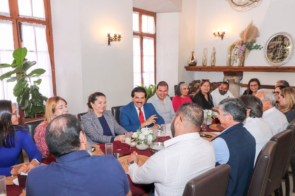 Tuvimos el gusto de dialogar con líderes sindicales de la FEDESSP, representantes de miles de trabajadores que día a día sirven a nuestra comunidad. Junto a nuestro promotor de la #4T en Durango, <a href="/DrRamonEnriquez/">José Ramón Enríquez</a>, reconocemos su compromiso en la defensa de los derechos laborales.