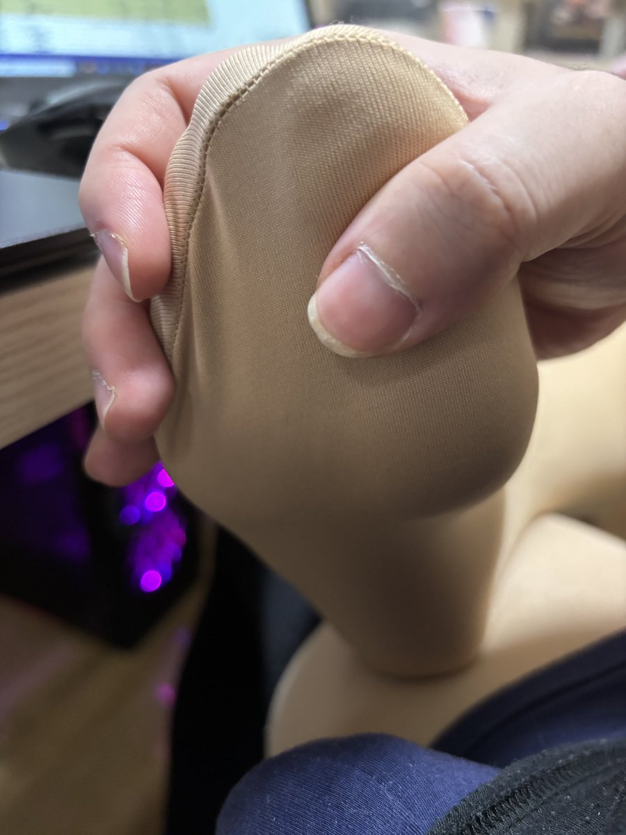 大伙最喜欢的厚肉丝肉腿肉足，正在被我捏着把玩哦～捏脚费用当然之后就要用小穴来支付啦～～ #厚肉丝 #热裤 #淫妻日常 #光腿神器 #足控福利