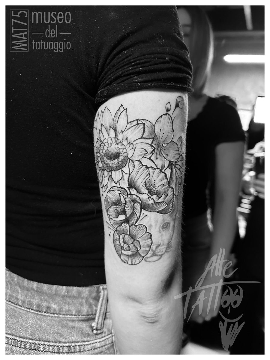 AlleTattoo's tweet photo. Qual Γ¨ il vostro segno zodiacale?
Rachele, arrivata da Pisa aveva questa leonessa, non Γ¨ un brutto tattoo, ma lei non se la vedeva. #alletattooshop #limidi #modena #italy https://t.co/4TyNKGSy4C