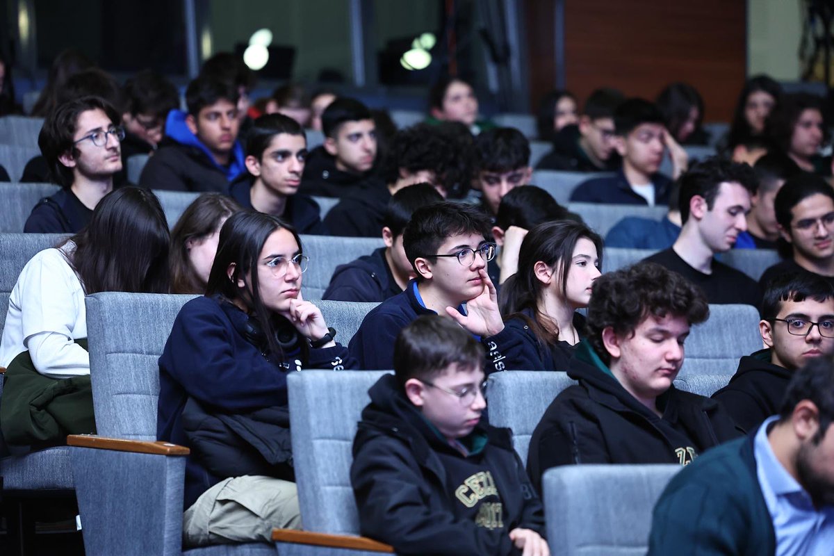 gitresmi's tweet image. BTK ev sahipliğinde, Tırımız ile Güvenli İnternet Günü&apos;nü, geleceğimizin teminatı olan çocuklarımız ve değerli paydaşlarımızla birlikte coşkulu bir şekilde kutladık!😊    

Dijital dünyada, bilinçli internet kullanımını yaymak için hep birlikte güç birliği yapıyoruz. 💪

#GİG2025