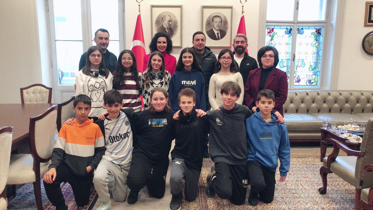 Uluslararası VEX Robotics Avrupa 2025 müsabakalarına katılmak için Zagreb’de bulunan <a href="/KonyaTedem/">Tedem Koleji</a> Koleji öğrenci ve öğretmenlerini Büyükelçiliğimizde ağırladık. Öğrencilerimize başarılar diliyoruz.