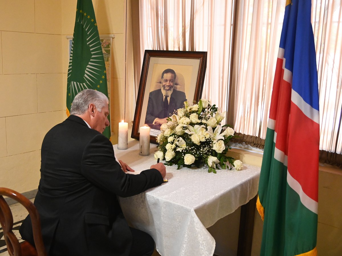 🇨🇺| "Con profundo pesar recibimos la triste noticia del fallecimiento de uno de los mejores amigos de la Revolución Cubana, el excelentísimo señor doctor Sam Nujoma”, escribió el Presidente <a href="/DiazCanelB/">Miguel Díaz-Canel Bermúdez</a> en el Libro de Condolencias abierto en la embajada de #Namibia en La Habana.