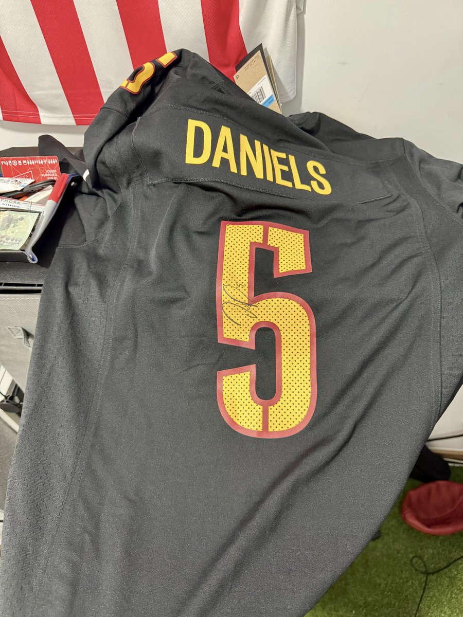 Chris_Halder's tweet photo. Olha o que vem aqui para casa 🔥 Com direito a autografo e tudo. #DAZNNFL https://t.co/IWZTSctUHK