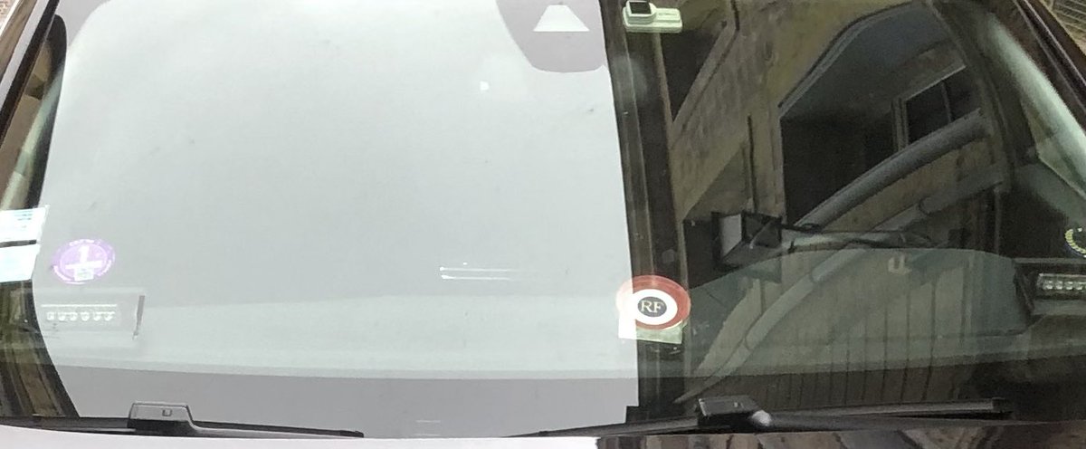 Le 11/02/2025

[Madame la secrétaire générale,

Ce matin, en venant au rectorat, un véhicule Peugeot immatriculé XX-XXX-XX était garé devant le Rectorat, rue de **************, à *********.
Une cocarde tricolore était posée directement derrière le pare-brise. Des dispositifs leds