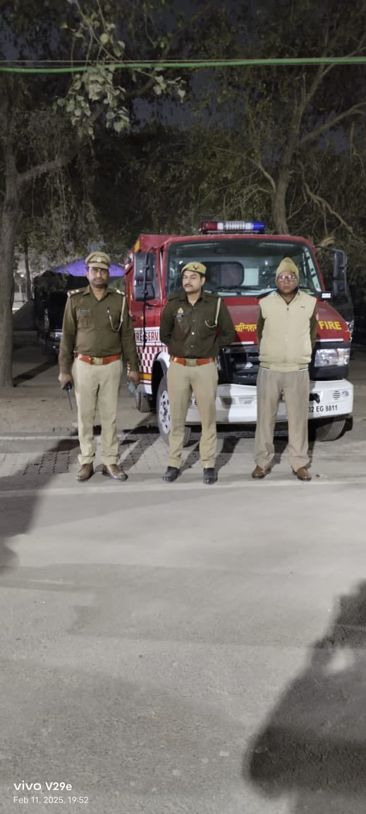 Firekumbh2025's tweet photo. महाकुंभ मेला के दृष्टिगत उपनिदेशक प्रभारी UPF &amp;ES श्री अमन शर्मा के आदेश के अनुपालन मे साय काल  6 बजे  से  10 बजे तक  लोगो को जागरूक करते हुए फा ॰स्टे ॰ प्रभारी और कर्मचारियों द्वारा गस्त की जा रही https://t.co/ymeI5Tdg8m