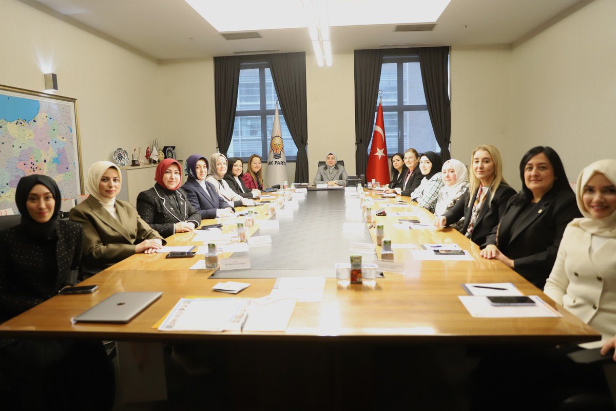 tugbaisikercan's tweet photo. 📍AK Parti Genel Merkez

Kadın Kolları Genel Merkez Kongremizin ardından, yeni dönemin ilk MYK toplantısını gerçekleştirdik.

Kadın hareketimizin gücünü ve kararlılığını daha da ileriye taşıyacak bu yeni dönemde, azim ve heyecanla çalışmaya devam edeceğiz. Toplantımızın ardından düzenlenen devir teslim töreniyle, bayrağı devralan tüm arkadaşlarımıza başarılar diliyor; görevi devreden kıymetli yol arkadaşlarımıza emekleri için şükranlarımı sunuyorum. 

@AKKADINGM