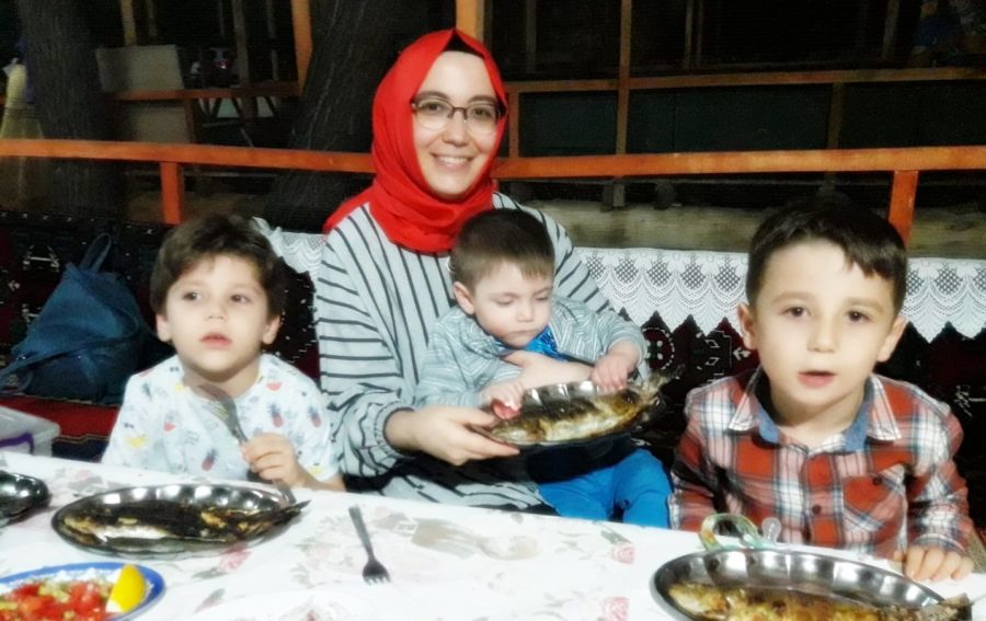 Hatice Akçabay, üç evladıyla birlikte özgürlüğe doğru bir yolculuğa çıktı. Meriç’in karanlık suları bile onları geri döndürmedi. Ahmet Esat, Mesut ve minik Bekir Aras… Bir annenin kollarına sığdırdığı üç can, umutla çıktıkları yolda sonsuzluğa karıştı. Hatice Hanım’ın naaşı, bir