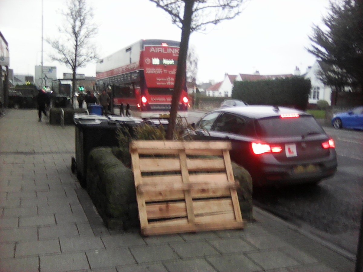 CitizenSnagging's tweet photo. Reported today online dumped wooden pallet on St John's Road EH12 near to "guitarguitar" shop. Case reference number: 
101002949615
#flytipping #triphazard #WhoPutThatThere 

@Edinburgh_CC
@CorstorphineCC
@LivingStreetsEd https://t.co/M9hjLTCQKn