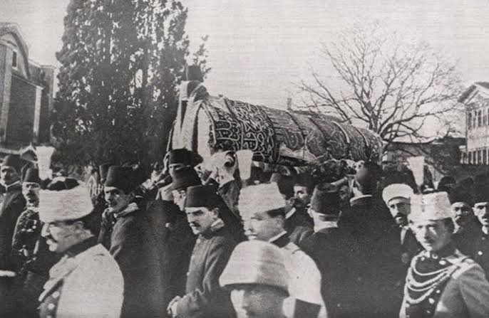 NuhAlbayrak's tweet photo. Abdülhamid Han'ın 107 yıl önceki cenazesinden iki ilginç sahne:
1- Almanya Büyükelçisi Kont Bernsroff, "İmam, tabuttaki Abdülhamid’i kastederek, ‘Merhumu nasıl bilirsiniz’ diye sordu, Talat; Enver; Cemal Paşalar ve oradaki diğer İttihatçılar hep bir ağızdan ‘İyi biliriz’ diye cevap verdi!”
2- Abdülhamid Han’ın tabutu, dedesi II. Mahmud Han türbesine doğru salına salına ilerlerken, Divanyolu Caddesi boyunca balkonlarda ve damlarda toplanan ahali, “Ey bizi bollukta yaşatan; eti 5 kuruşa yediren Sultanımız, bizi yetim bırakıp nereye gidiyorsun” diye ağlıyordu! 
➡️O bütün milletini bolluk içinde yaşatmıştı ama sonra gelenler, onun oğlunu sürgün edip; ecnebi yurdundaki bir parkta; açlıktan öldürecekti (1944).