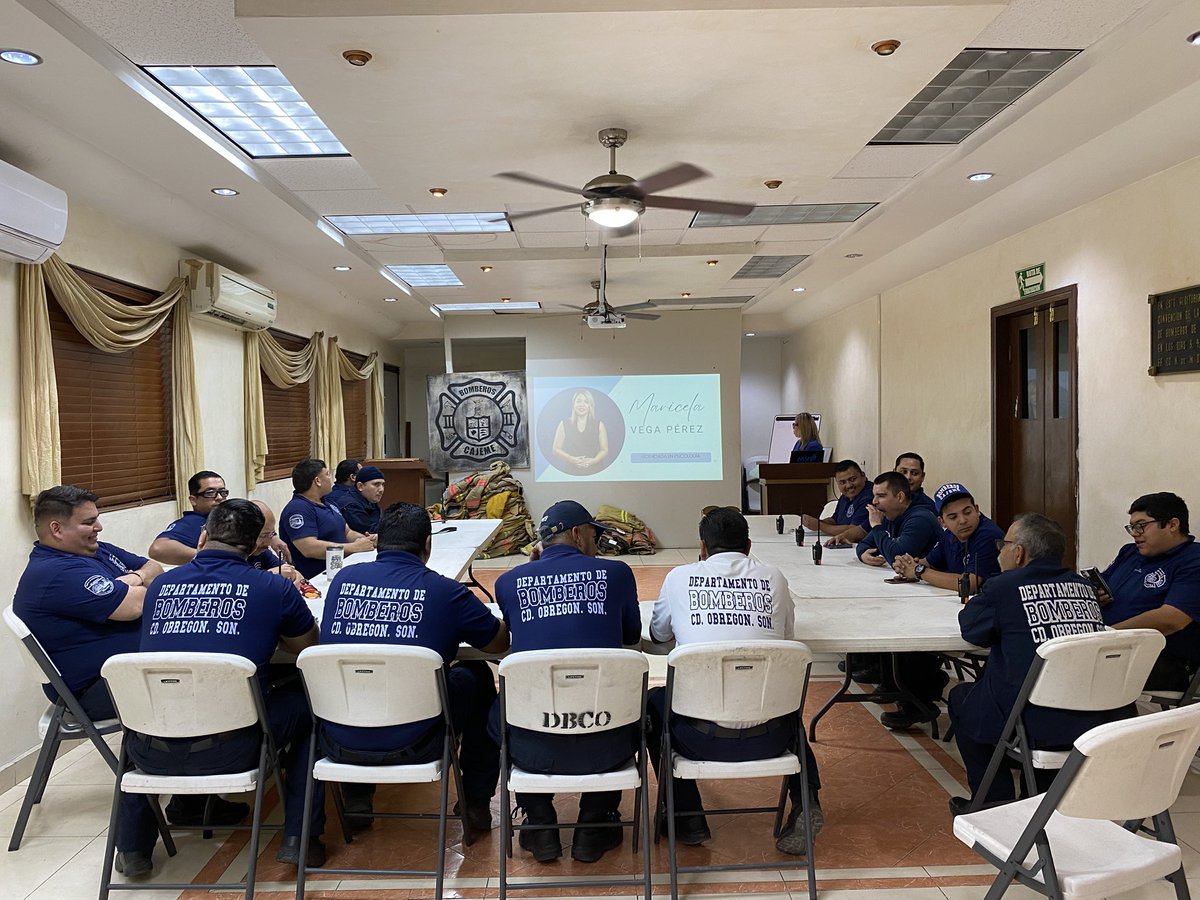 Presentación por el Comandante Víctor Ricardo Manosalvas Mena de Maricela Vega Pérez, Licenciada en Psicología quién desde hoy se integra laboralmente al H. Cuerpo de Bomberos de Cajeme