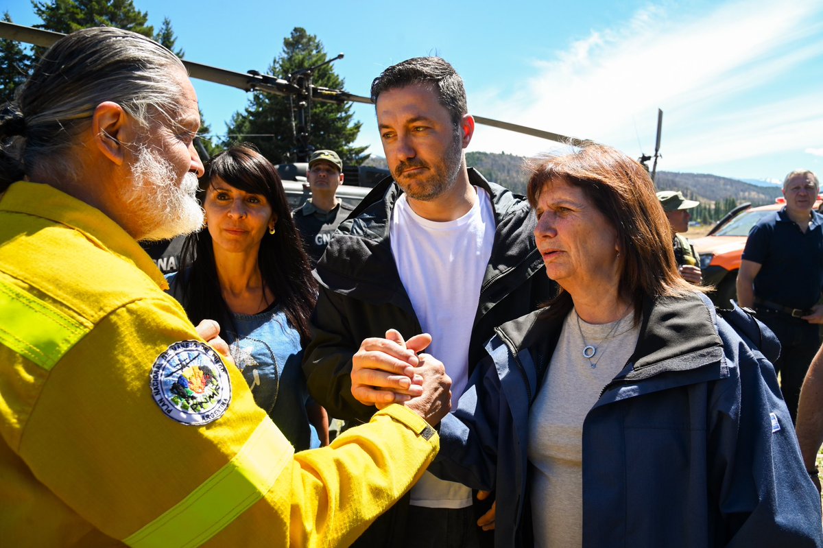 PatoBullrich's tweet photo. FUSIONAMOS 12 AREAS DE GOBIERNO PARA CREAR LA AGENCIA FEDERAL DE EMERGENCIAS

Basados en los principios de eficiencia, eficacia, menos estructuras y burocracia, y con el objetivo de mejorar los recursos que llegan a las emergencias, creamos la Agencia Federal para el Manejo de Emergencias: un comando único, con recursos centralizados y acción inmediata, en la órbita del Ministerio de Seguridad Nacional.

Desde el primer día, estamos en la Patagonia con todos nuestros recursos luchando contra el fuego. Hasta hoy, 12 organismos fragmentaban la respuesta ante emergencias. Eso se terminó. El presidente @JMilei resolvió la creación de una sola agencia que permita dar una rápida respuesta a este tipo de catástrofes.

Cuidamos la libertad, la vida y la propiedad de los argentinos. Vamos a perseguir a los responsables de estos incendios y caerles con todo el peso de la ley. El que las hace, las paga.