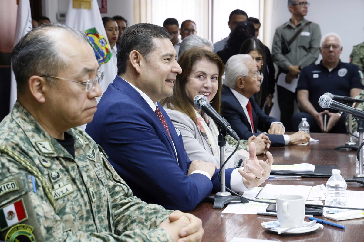 En plena coordinación con la gobernadora, <a href="/margarita_gs/">Margarita González Saravia</a>, garantizamos la #Seguridad de #Morelos y #Puebla. 🫱🏼‍🫲🏼

✍🏼Con la firma del Convenio Marco de Colaboración para la Atención de Temas de Interés Común entre los Estados de Morelos y Puebla, trabajamos para que la