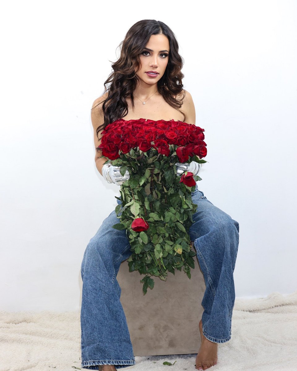 Me quieres de regalo este 14 de febrero?❤️😈