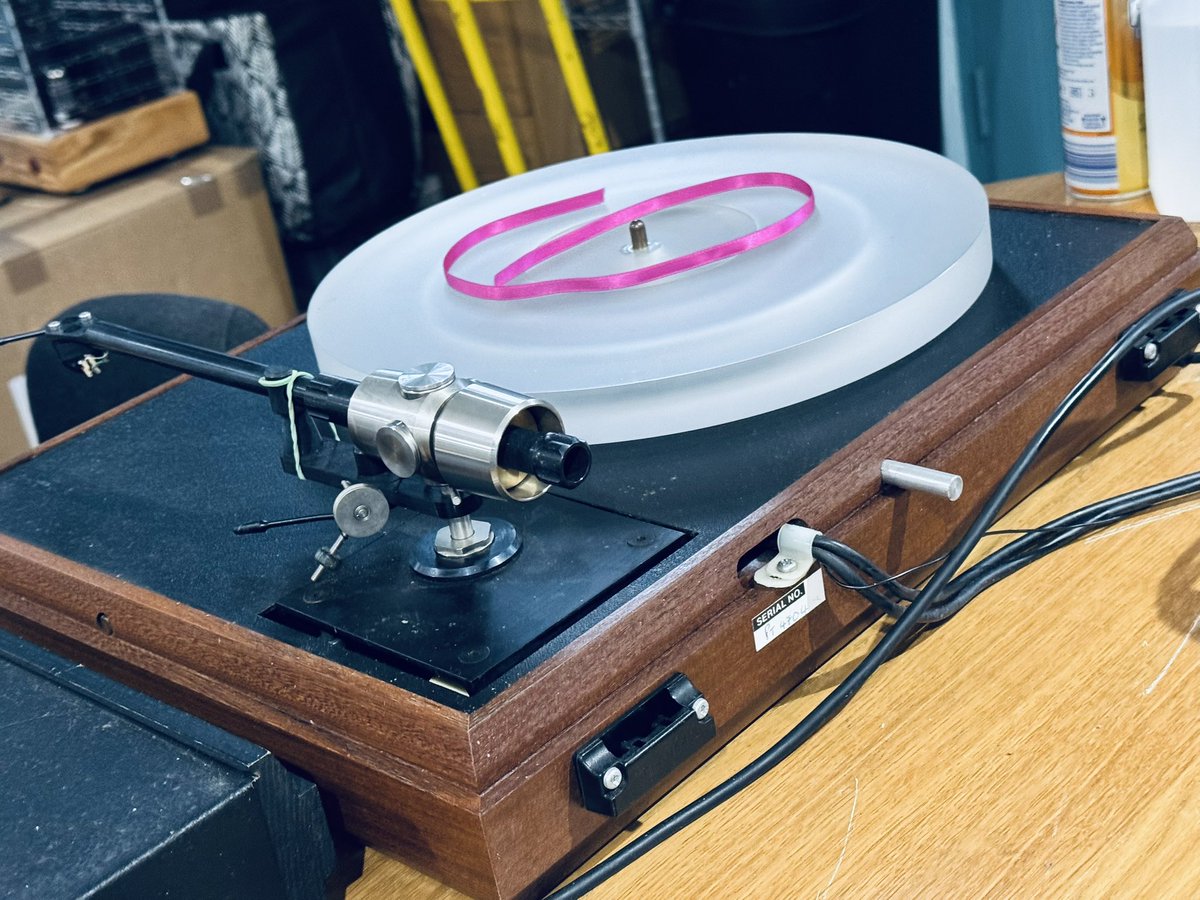 Midlandaudiox's tweet image. #pinktriangle #pt1 and #syrinxpu3 with power supply in walnut a bargain at £899 please note collection only and no dust cover @midlandaudiox #belbroughton #worcestershire