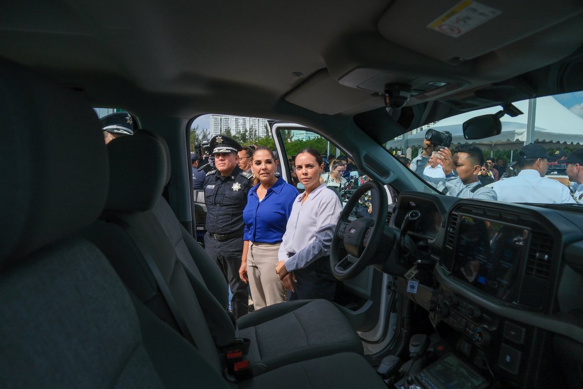 🚔 Entregamos 127 nuevas patrullas de diferentes modelos como: camionetas, razers, motopatrullas, cuatrimotos y dos ambulancias, equipadas con tecnología de punta, para que nuestros policías de la Secretaría Municipal de Seguridad Ciudadana y Tránsito de #BenitoJuárez, cuenten