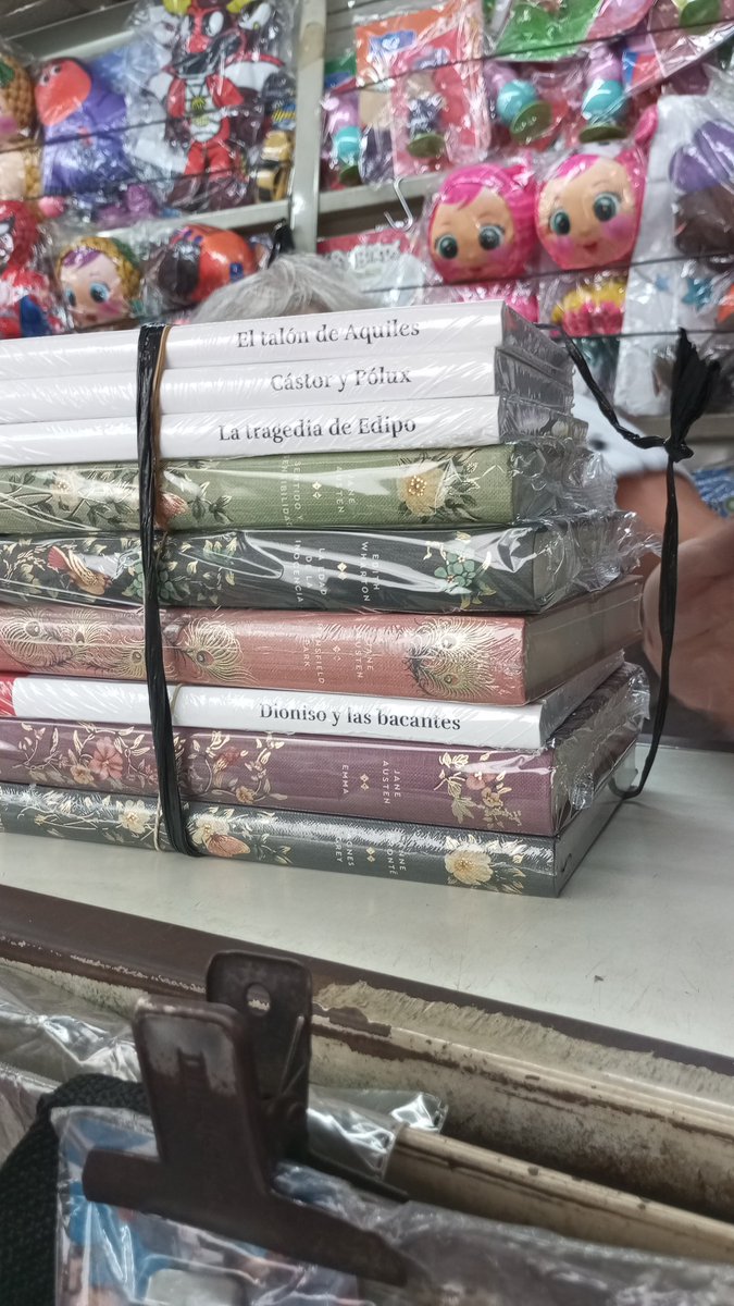 me había ido de vacaciones y el señor del puesto de diarios me reservó todos los libros de las ediciones que compro 😭 to be loved is to be seen