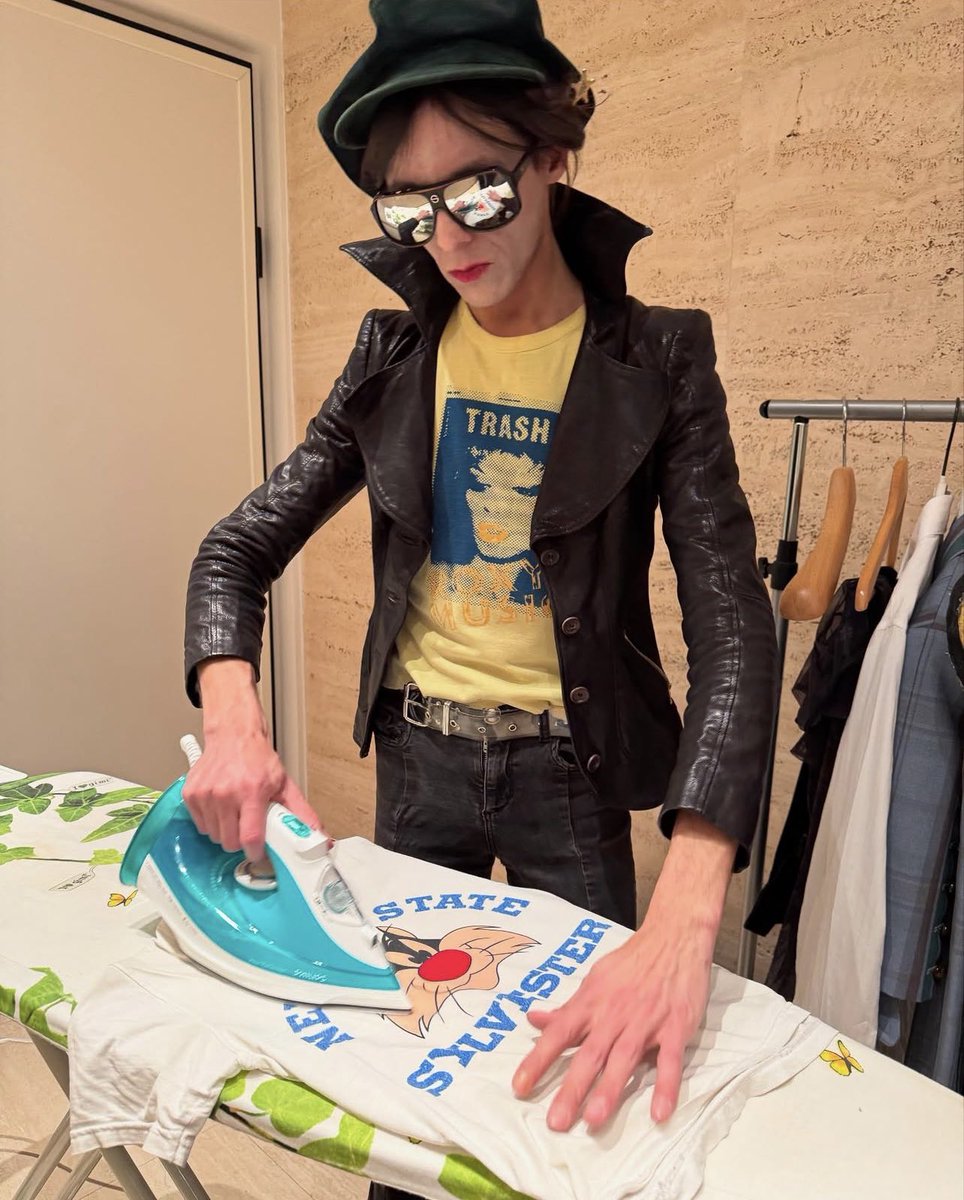 Ho appena fatto una pennichella solo per arrivare sveglio all'esibizione di quella bellissima creatura che è Lucio Corsi, spero che Sanremo non gli faccia danno