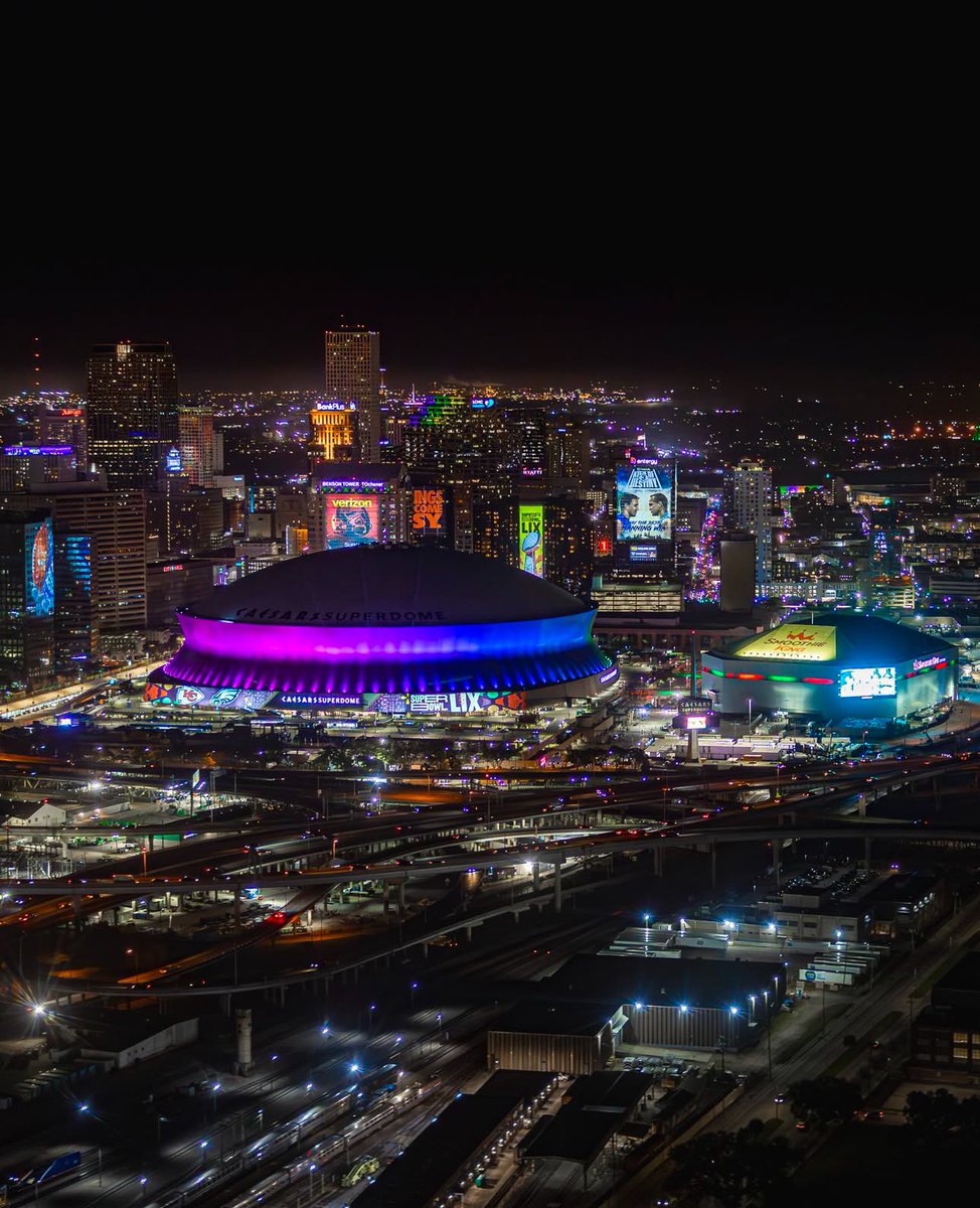 NOLASuperBowlHC's tweet image. The city was lit up for Super Bowl LIX!
📸: @JeffParishSO