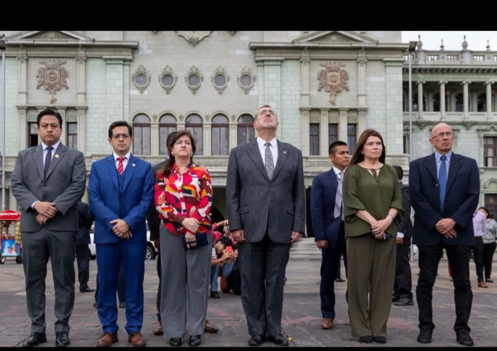 Paulo Larios (@paulo_larioss) on Twitter photo Estos imbeciles no saben ni como vestir para aunquesea simular duelo, los chairos no sirven para NADA, <a href="/BArevalodeLeon/">Bernardo Arévalo</a> <a href="/GuatemalaGob/">Gobierno de Guatemala 🇬🇹</a> Estos imbeciles no saben ni como vestir para aunquesea simular duelo, los chairos no sirven para NADA, <a href="/BArevalodeLeon/">Bernardo Arévalo</a> <a href="/GuatemalaGob/">Gobierno de Guatemala 🇬🇹</a>