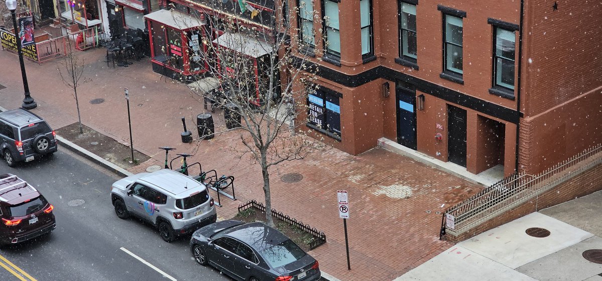 CapitalJeff's tweet photo. #SnowDoom has arrived in #DupontCircle! #dcwx #wusa9weather. @KaitlynMcGrath @capitalweather @PoPville https://t.co/yyBQ7JXjqc