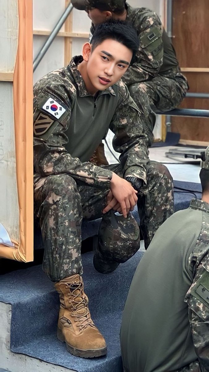 alajinyoung's tweet photo. mind you this was jinyoung before, during and after military. https://t.co/PRvpaWPrsg