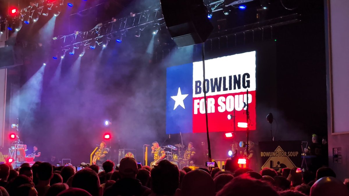 Great bunch of lads and great show <a href="/bfsrocks/">Bowling For Soup</a> <a href="/jaret2113/">Jaret Reddick</a>