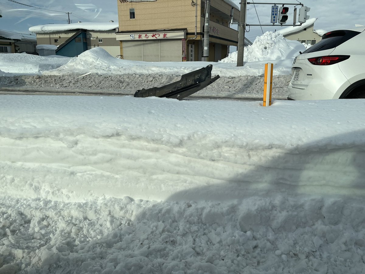 会津若松市内の道路状況があまりにも酷すぎて至る所に車のパーツが落ちていたり、中央分離帯に刺さっていたりします。
どうかできるだけ早く除雪、排雪支援を。

#会津若松 
#大雪警報 
#会津若松道路 
#空ネット