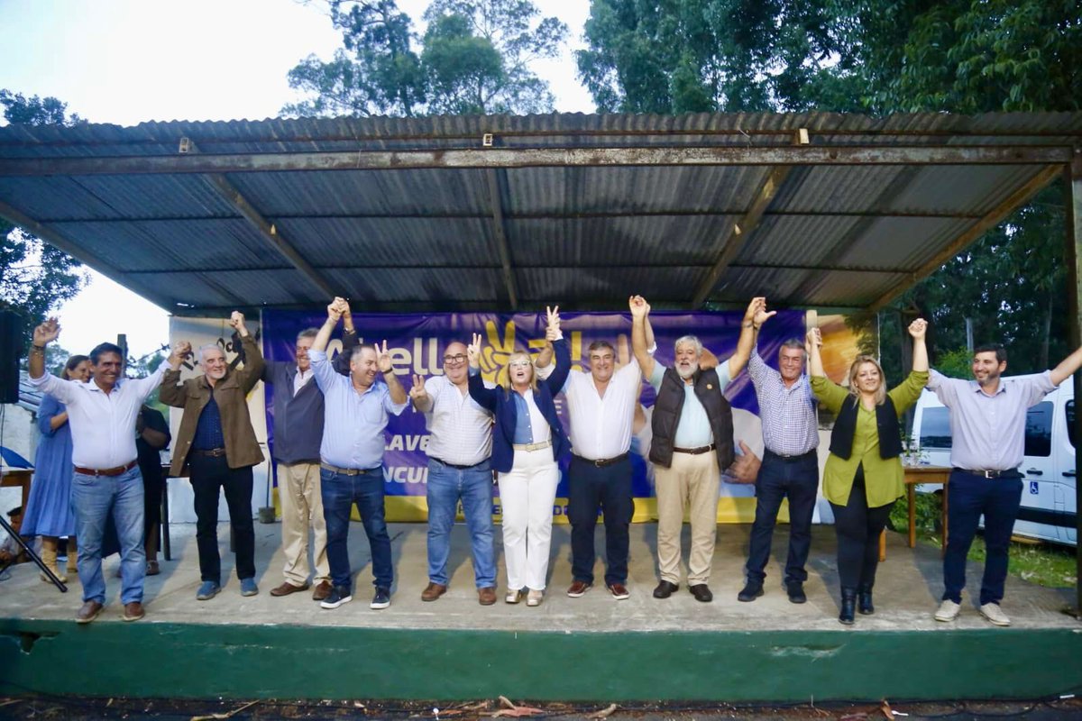 MLaventureO's tweet image. Junto a Luis Artola, @JesusBentancur , @AdrianaGraziuso y Juan Pígola nos comprometimos a trabajar juntos. Generamos una alianza para defender la gestión de @Antia_Enrique y q nos permite tener un #Maldonado pujante y único. 
Maldonado se merece q @miguelabellauy sea #intendente.
