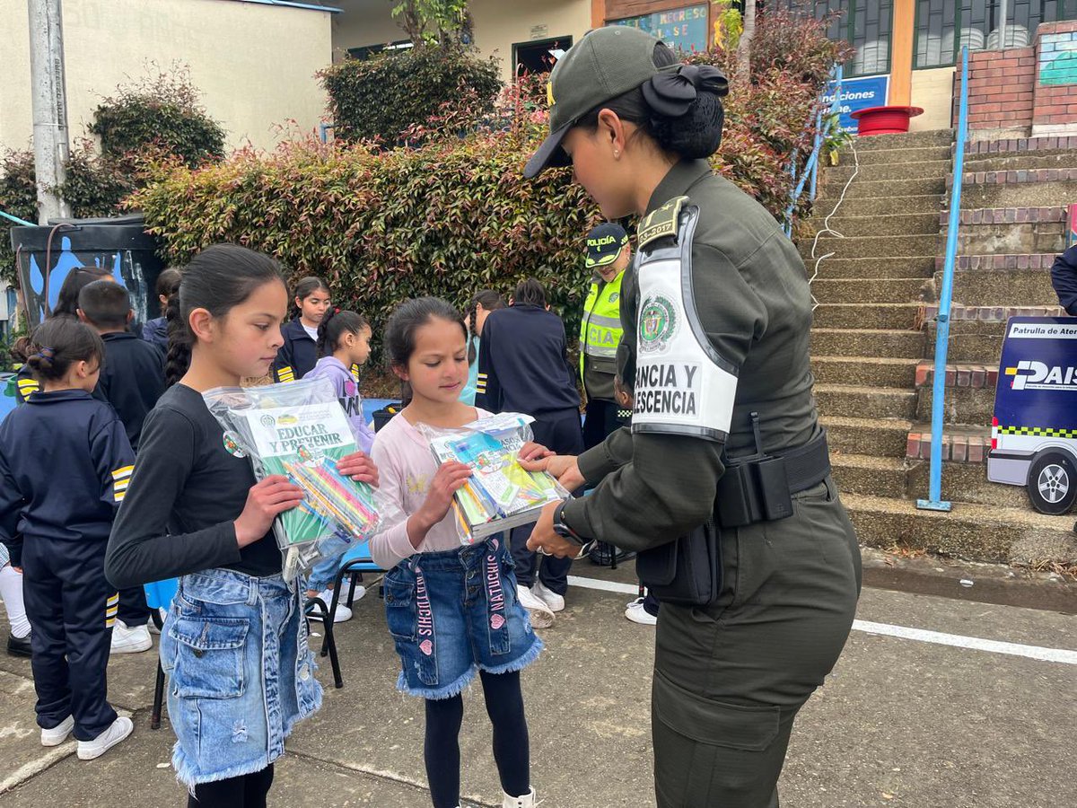 PoliciaSabana's tweet photo. #ProteccionPonal Seguimos acompañando a nuestros niños en su #RegresoAClases, nuestros policías de infancia y adolescencia llevaron alegria y apoyo  los estudiantes de #Tocancipa brindando seguridad y promoviendo el auto cuidado, el respeto por los derechos y valores. https://t.co/oMTPYhjK2L