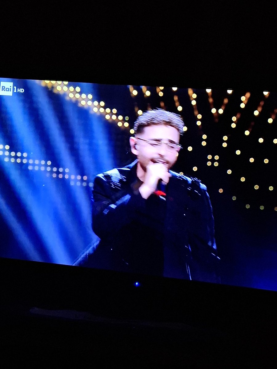 Canta Rocco Hunt e ti aspetti che Geolier dietro le quinte, con mezza maschera bianca sul viso, urli " Sing! Sing for me, my uagliò!"