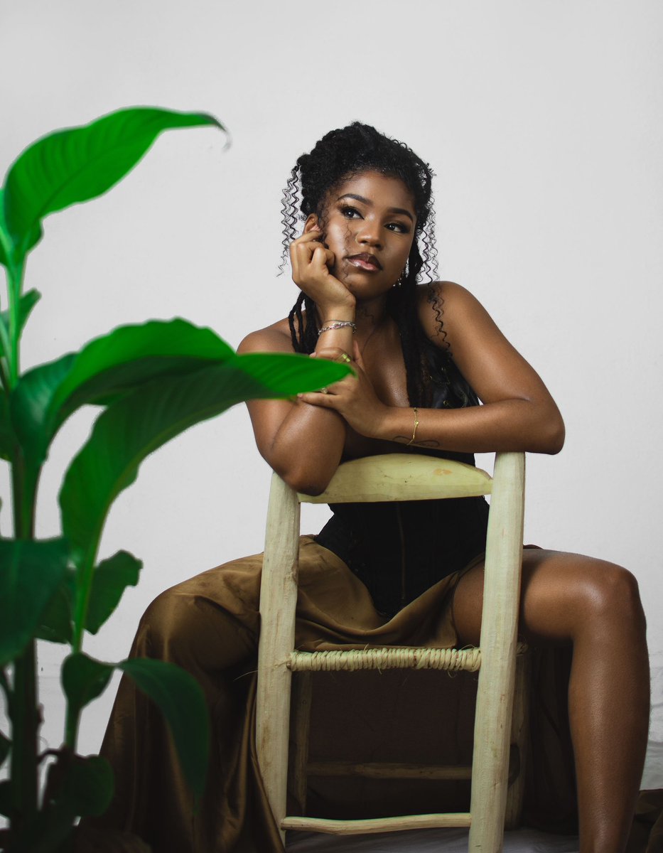 Mwen posede m 
Branch Cheve m 
Zòtèy mwen 
Kòlè m
Anvi m 
Atizay mwen 
Mwen rele m pa m 
Mwen rele m van 
Kenbe m si w ka 
Woy….ou pa ka Kenbe m . 

#tafamisoleil #pwezitafa