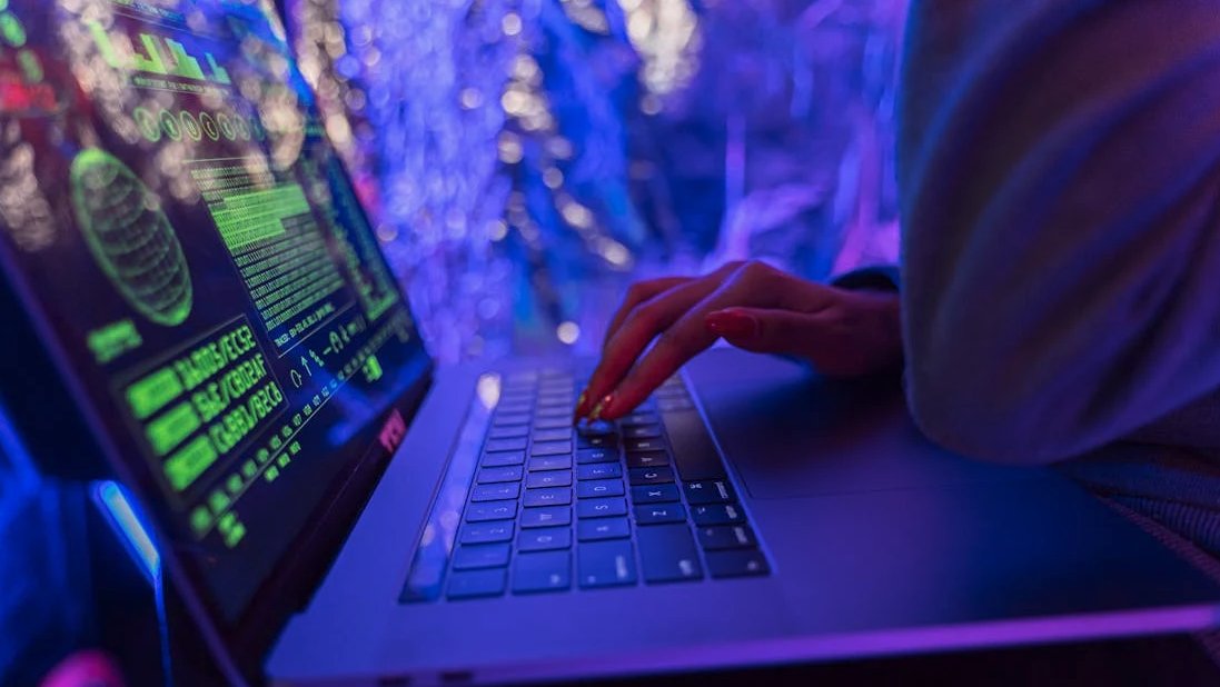 The internet can be an amazing place when we use it right! This Safer Internet Day, let's all do our part to make our digital world better. What's one thing you do to keep yourself safe online? #SaferInternetDay