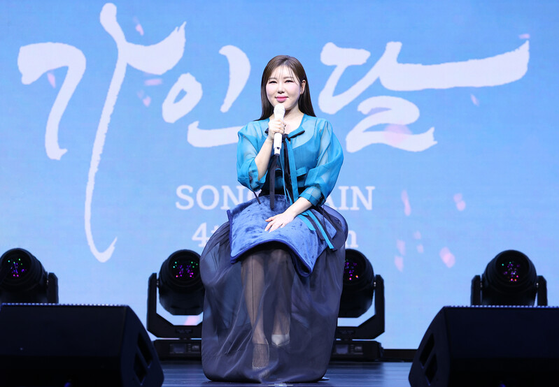 kvibe_yonhap's tweet photo. Media Conference Photos of Korean Trot Diva Song Ga-In
#์ก๊ฐ์ธ #๋ฌ #์ก๊ฐ์ธ_๋ฌ #ํธ๋กํธ #๋๋ฐ #SongGaIn #Trot #Korean_Trot #diva #full_album @songgain_
https://t.co/MlTYZpc8q4 https://t.co/eZhTlrfin9