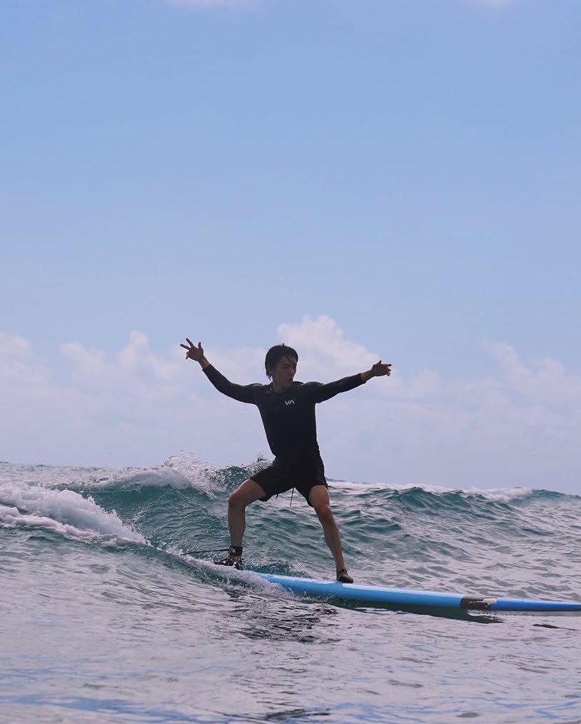 hngsy_'s tweet photo. GOOD MORNING AAAAAAAAA WE GOT MORE PHOTOS OF SURFER JOSHUA IN HAWAII!!! https://t.co/cifn7N0IkD