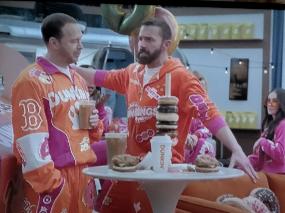 MWIowa2012's tweet image. I spy @DonnieWahlberg  on @dunkindonuts