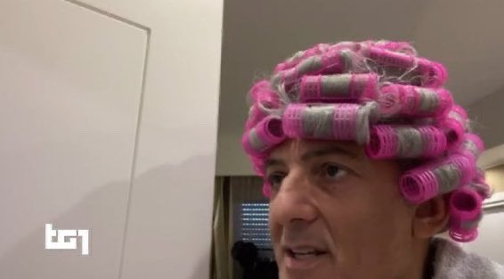 Sanremo: *inizia* 

Il fonico che si era dimenticato di essere stato assunto intanto:

 #Sanremo2025