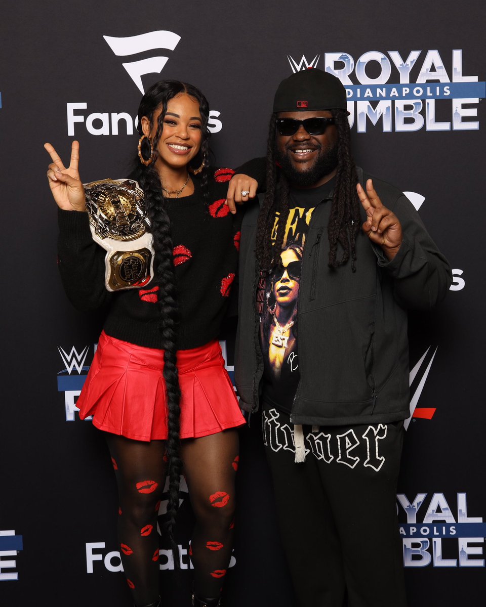 Outtapocket30's tweet image. I bought this shirt and changed into it right before I met and took this pic with The EST @BiancaBelairWWE 🙌🏾❤️