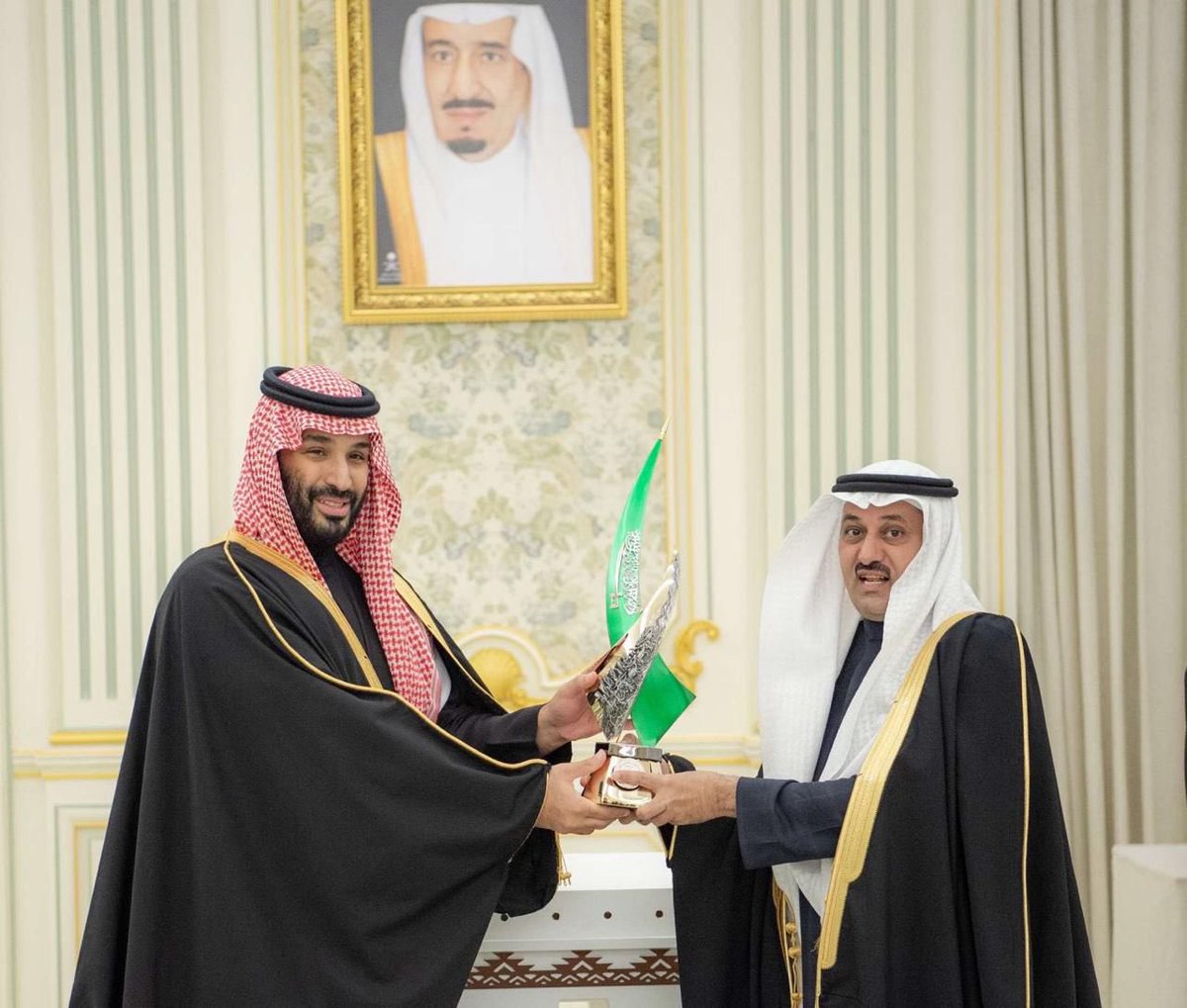سمو ولي العهد حفظه الله و رعاه مع بطل الشعل حامد بن سعود بن سمار العتيبي ..
في المحفل العالمي هذا المساء من تسليم لجوائز مهرجان الملك عبدالعزيز للابل و الذي يعتبر من اكبر مناصب الشرف استلامها من سموه حفظه الله و رعاه