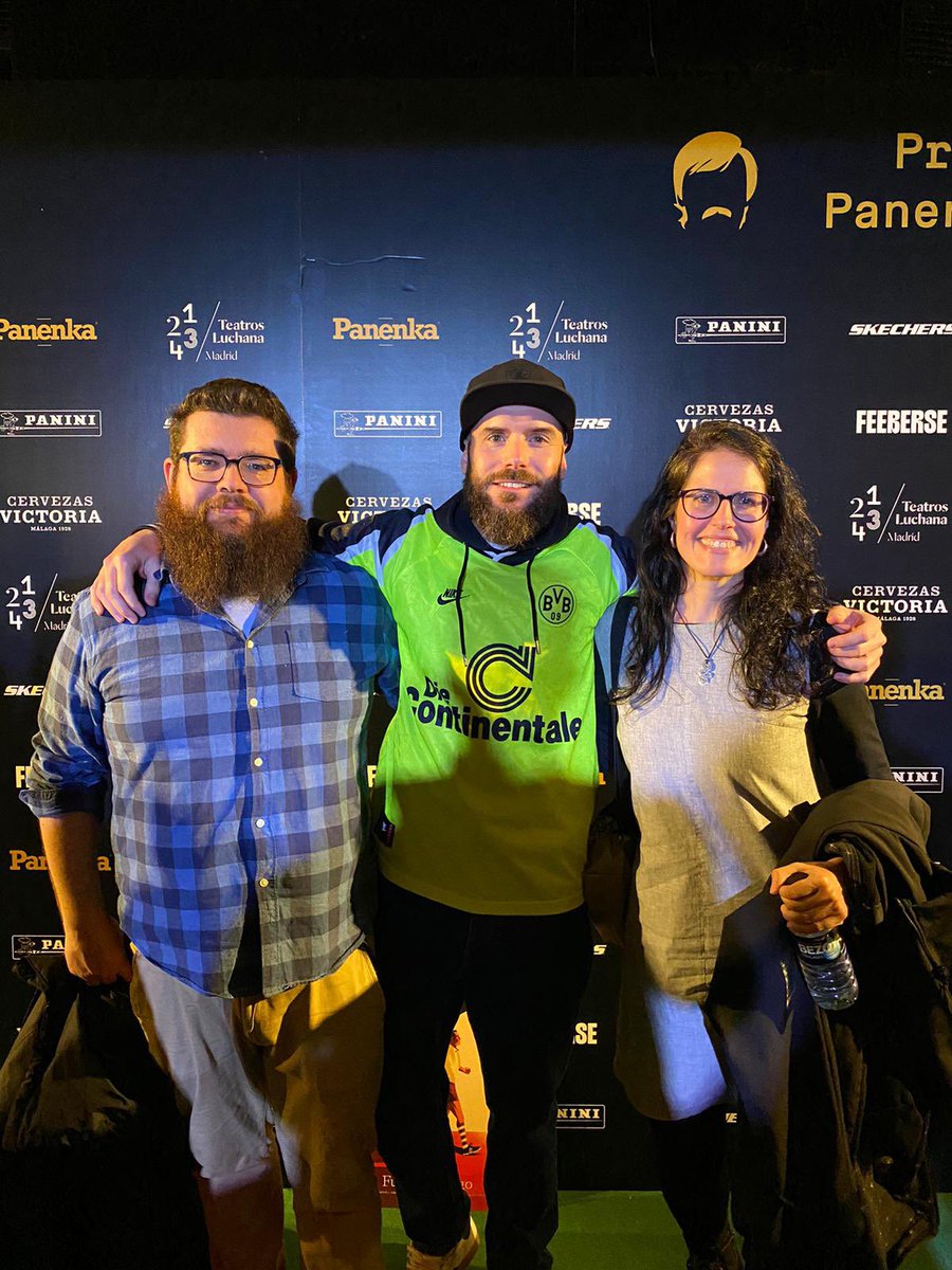 FueraDeRutaEd's tweet image. Ayer pudimos disfrutar de una tarde maravillosa en los premios de @RevistaPanenka en los que estábamos nominados a mejor libro de fútbol del año con “USA&apos;94. El mundial en la frontera” de nuestro querido @PLF_2008 
No, no ganamos, pero nos lo pasamos muy bien 🇺🇸⚽️📚
