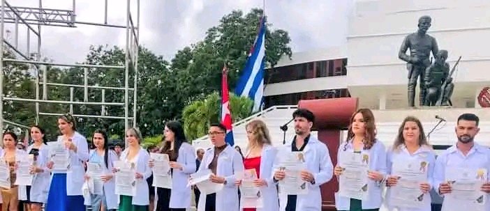 Desde #SanctiSpíritusEnMarcha le deseamos éxitos a los recién graduados en el  sector de la salud. 

#CubaPorLaSalud 🇨🇺🇨🇺🇨🇺